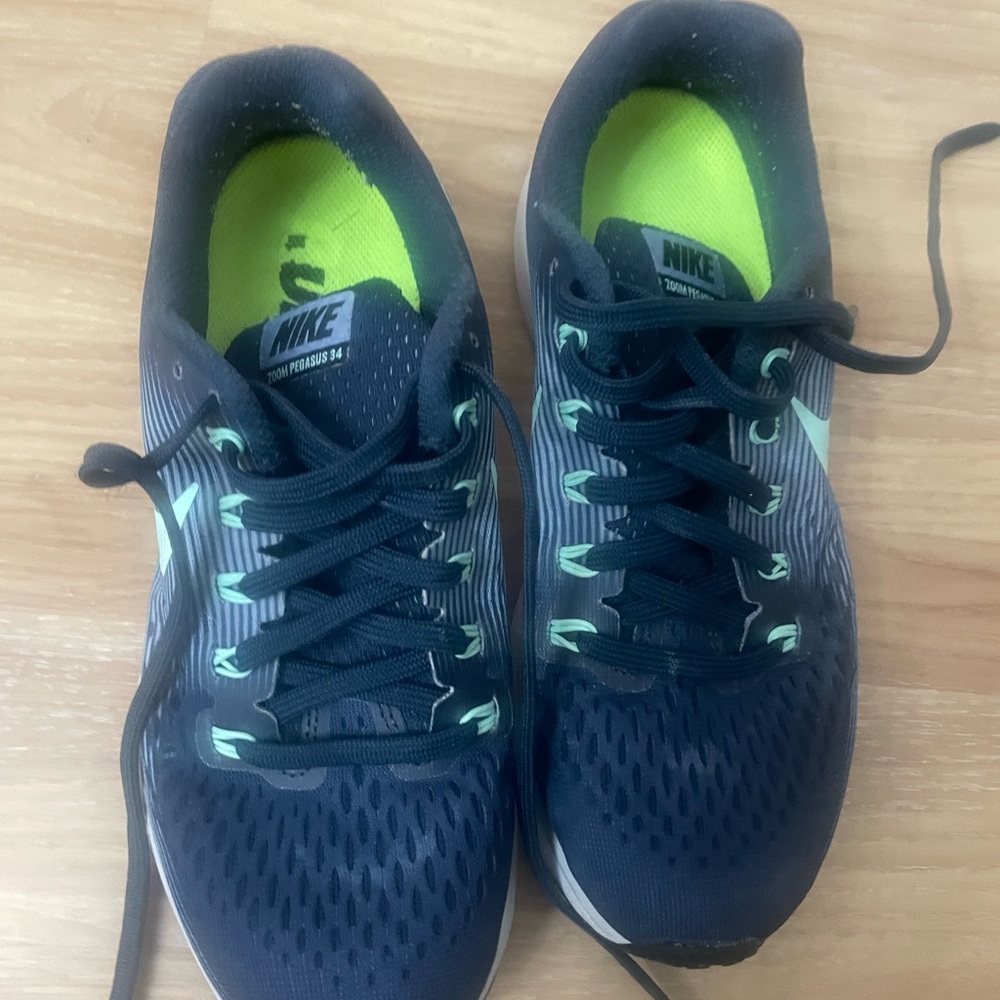 Nike Black and Green Athletic Shoes with Breathable Mesh